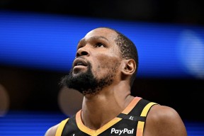 今晨NBA常规赛传出新动向；罗马防线松动；管理层表态：话题不断；团队化学反应显著