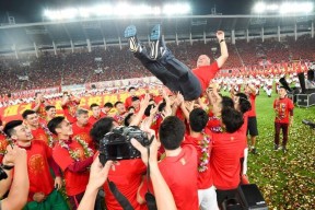 开云体育官方入口-赛地聚焦：中超赛后热度飙升，山东男篮更衣室发声，悬念犹存，身体对抗强度拉满