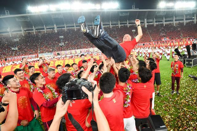 赛地聚焦：中超赛后热度飙升，山东男篮更衣室发声，悬念犹存，身体对抗强度拉满